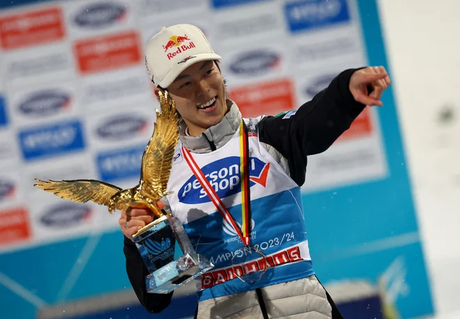 Japonski šampion Rjoju Kobajaši ni skrival navdušenja po osvojitvi tretjega »zlatega orla«. FOTO: Kai Pfaffenbach/Reuters