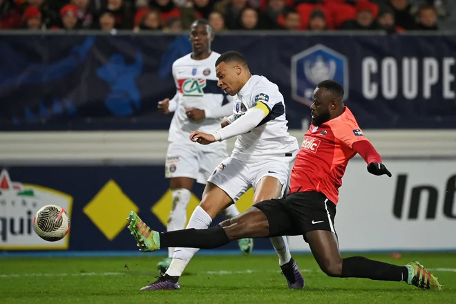 Kylian Mbappe je po odhodih Lionela Messija in Neymarja največji zvezdnik Paris Saint-Germaina in napadalec, okoli katerega se vrti vsa igra francoskega prvaka. FOTO: Valentine Chapuis/AFP