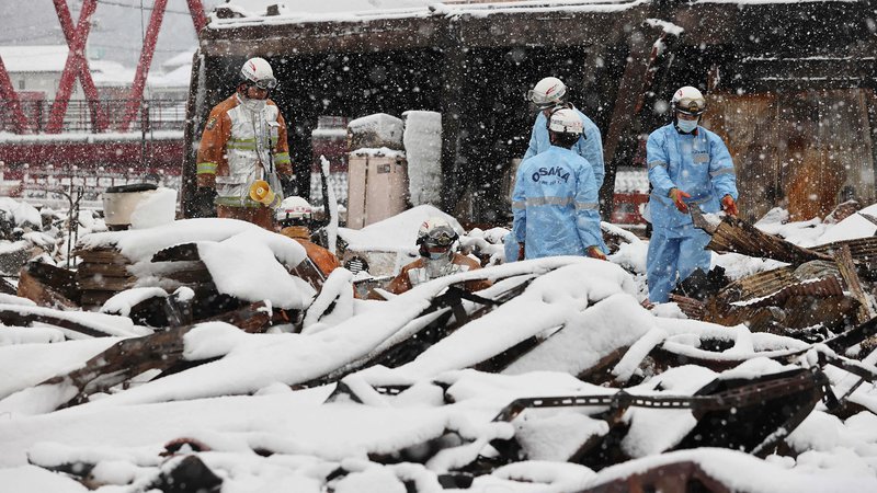 Fotografija: Gasilci iščejo morebitne preživele pod ruševinami. FOTO: Str. AFP