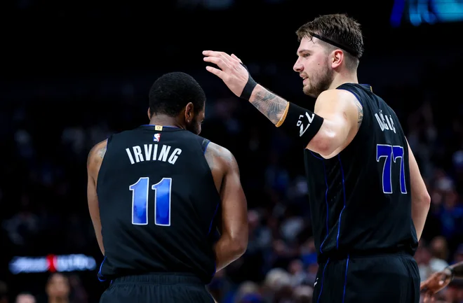 Luka Dončić in Kyrie Irving sta blestela v American Airlines Centru. FOTO: Kevin Jairaj/Reuters