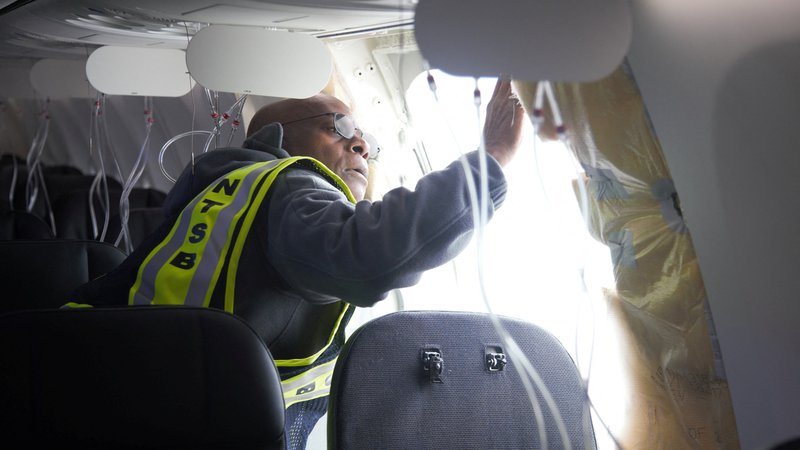 Fotografija: Letalo družbe Alaska Airlines s 177 ljudmi na krovu je v soboto zasilno pristalo, potem ko je kmalu po vzletu z njega odpadel panel. FOTO: NTSB via Reuters