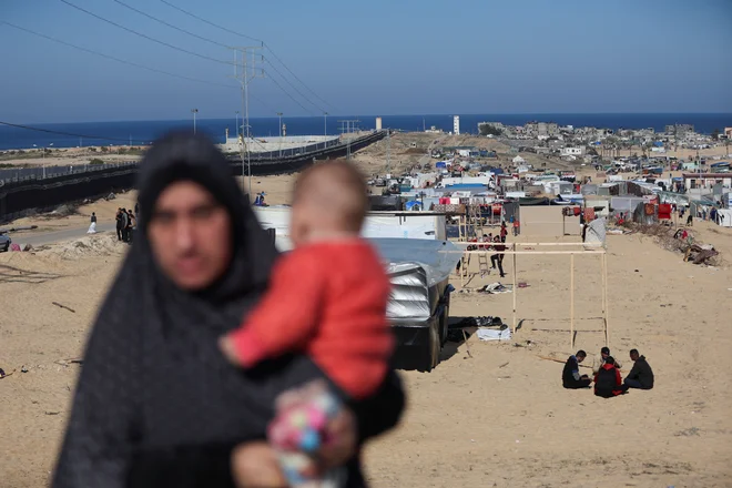 V zadnjih dveh dneh je oba mejna prehoda v Gazo prečkalo skupno 218 tovornjakov s humanitarno pomočjo. FOTO: Ibrahim Abu Mustafa/Reuters