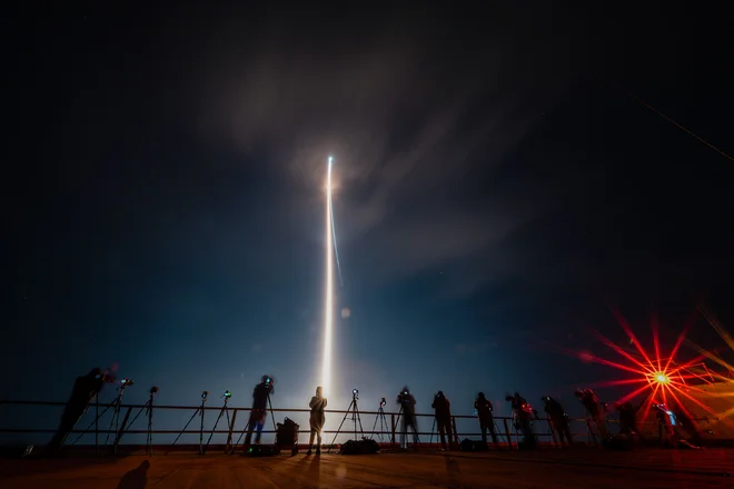 Povsem nova raketa Vulcan Centaur družbe United Launch Alliance (ULA) je zjutraj vzletela z vesoljskega izstrelitvenega kompleksa Cape Canaveral na Floridi na svoje prvo potovanje z Astrobotikovim lunarnim modulom Peregrine. Misija, imenovana Cert-1, bo na krovu nosila tudi kremirane posmrtne ostanke več oseb, povezanih z izvirno serijo Zvezdne steze, vključno z ustvarjalcem Geneom Roddenberryjem in članico igralske zasedbe Nichelle Nichols, ki je upodobila lik Uhure. Roddenberryjev pepel je bil v orbito izstreljen že prej. Foto: Chandan Khanna/Afp