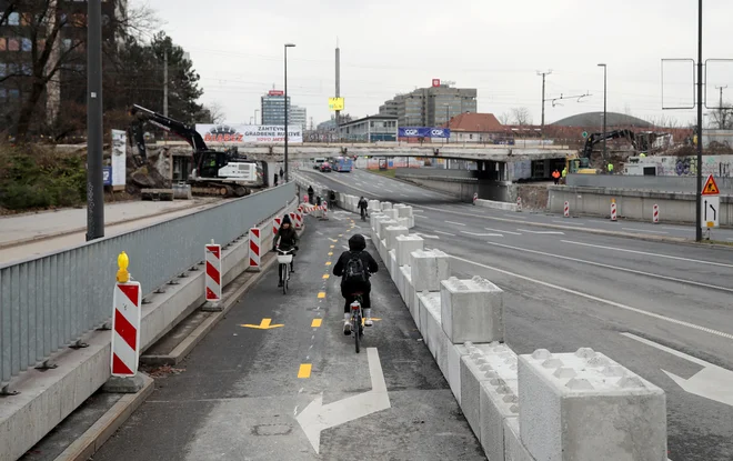 Zapora Dunajske ceste zaradi prenove železniškega nadvoza. FOTO: Blaž Samec/Delo