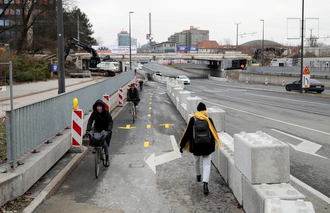 Čeprav bodo promet po Dunajski cesti na območju železniškega nadvoza delno sprostili, gre zaradi večjega pritiska vozil na prestolnico pričakovati več težav. FOTO: Blaž Samec/Delo