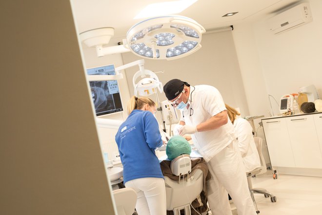 Zdravljenje na njihovi kliniki pa se začne z brezplačnim prvim pregledom. FOTO: Ortoimplant Dental Spa