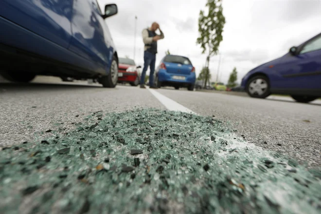 Največkrat je storilec razbil stransko steklo na vozilih pred pokopališči. FOTO: Leon Vidic