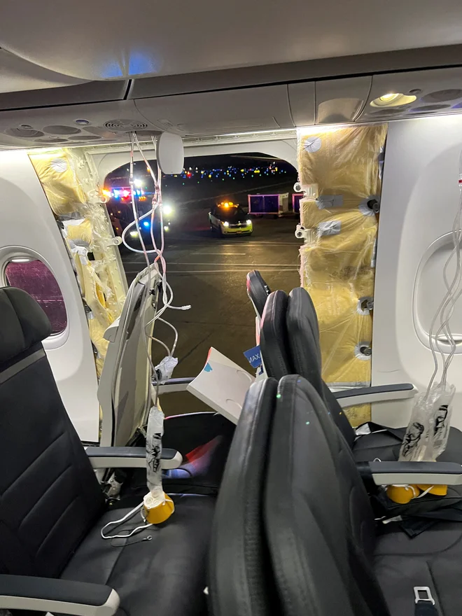 Potniki družbe Alaska Airlines so v petek proti večeru doživeli najhujšo moro, ko so zaslišali glasen pok in je na mestu vrat zazijala luknja. FOTO: Reuters