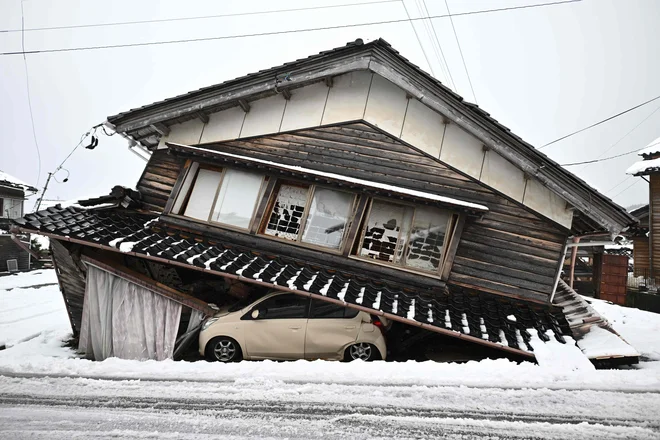 Popotresna reševalna akcija še traja, čeprav jo močno ovirajo popotresni sunki. FOTO: Philip Fong/AFP