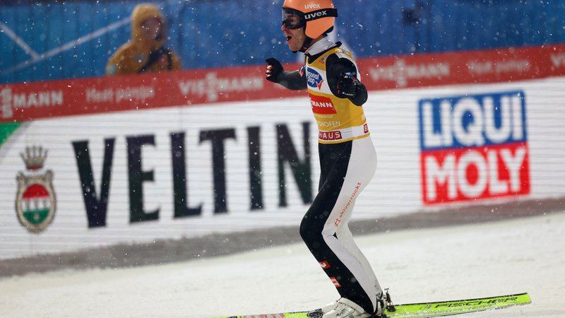 Fotografija: Med novoletno turnejo je v oči bodel velik napis na avstrijskih tekmovalnih dresih – tudi pri Stefanu Kraftu. FOTO: Kai Pfaffenbach/Reuters