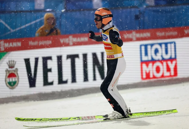 Med novoletno turnejo je v oči bodel velik napis na avstrijskih tekmovalnih dresih – tudi pri Stefanu Kraftu. FOTO: Kai Pfaffenbach/Reuters