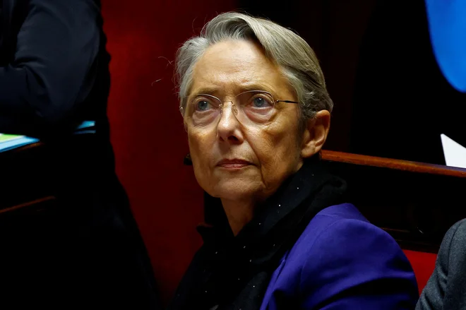 Macron se je na omrežju X Élisabeth Borne danes zahvalil za »njeno delo v službi naroda, ki je bilo zgledno vsak dan«. FOTO: Sarah Meyssonnier/Reuters