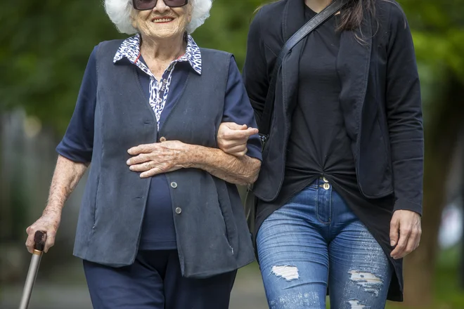 Problem zasvojenosti obstaja pri vseh generacijah, največkrat pa se nadaljuje tam, kjer v mlajših letih ni bila zdravljena. FOTO: Voranc Vogel/Delo