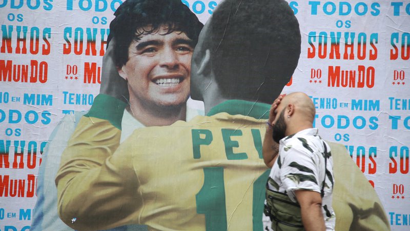 Fotografija: Diego Maradona in Pele po mnenju mnogih sodita na vrh najboljših nogometašev vseh časov. FOTO: Carla Carniel/Reuters