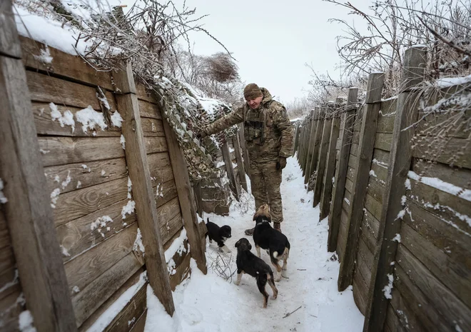 Po mnenju nekaterih analitikov Ukrajino bolj kot pomanjkanje orožja pesti težava, da nimajo dovolj ljudi, ki bi ga hoteli uporabiti. FOTO: Sofija Gatilova/Reuters
