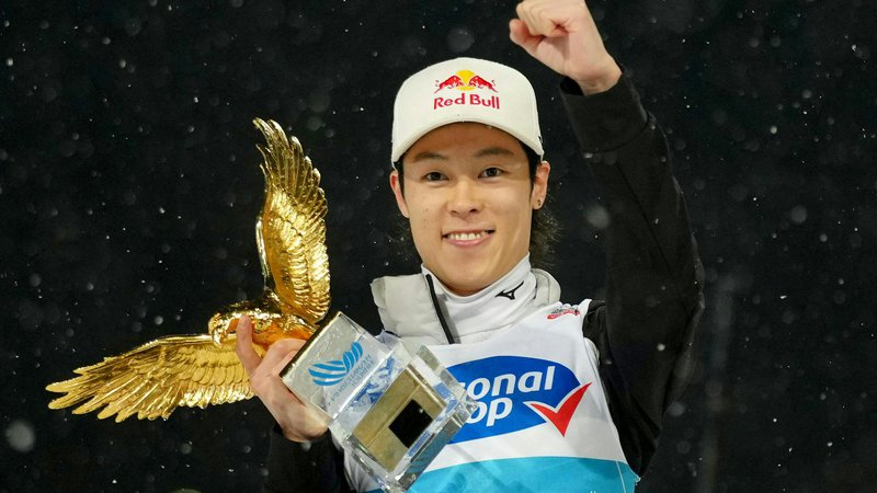 Fotografija: Japonski zvezdnik Rjoju Kobajaši si je »zlatega orla« priskakal že tretjič po letih 2019 in 2022. FOTO: Georg Hochmuth/AFP