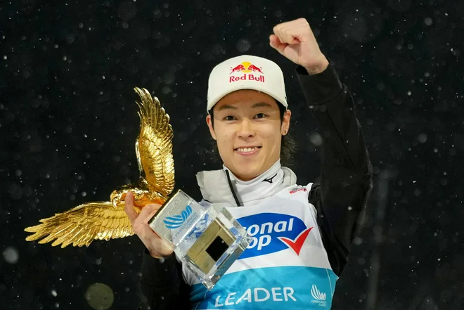 Japonski zvezdnik Rjoju Kobajaši si je »zlatega orla« priskakal že tretjič po letih 2019 in 2022. FOTO: Georg Hochmuth/AFP