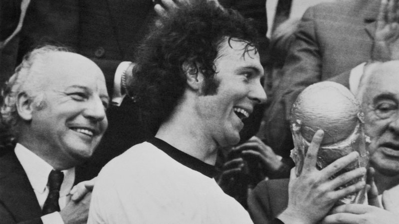 Fotografija: Franz Beckenbauer s šampionskim pokalom na svetovnem prvenstvu leta 1974. FOTO: AFP