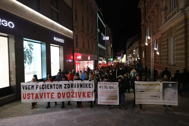 Protestniki so opozarjali zlasti na nevzdržno dolge čakalne dobe. FOTO: Črt Piksi