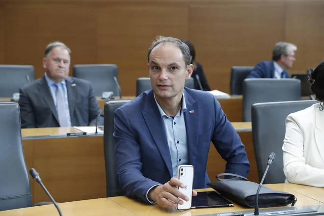 Da bi Janša kar tako prepustil primat Logarju, ne verjamem ... Na fotografiji Anže Logar v poslanskih klopeh v DZ.  FOTO: Leon Vidic/Delo