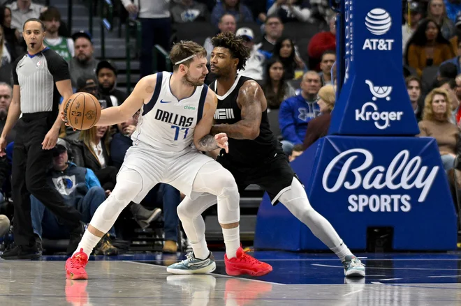 Luka Dončić in Marcus Smart med eno od akcij. FOTO: Jerome Miron/Usa Today Sports