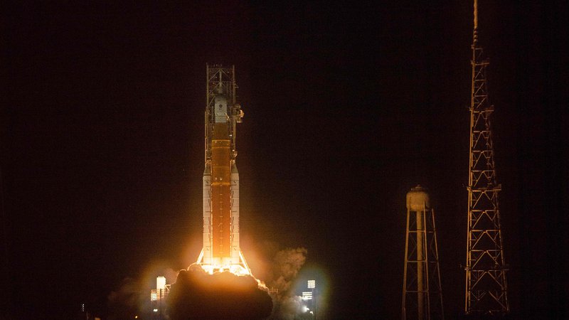 Fotografija: Raketa SLS je prvič poletela novembra 2022, naslednjič bo septembra prihodnje leto. FOTO: Jim Watson/AFP

 