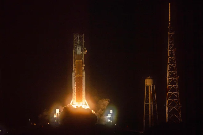 Raketa SLS je prvič poletela novembra 2022, naslednjič bo septembra prihodnje leto. FOTO: Jim Watson/AFP

 