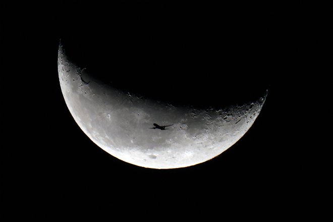 Kitajska sonda bo skušala kot prva pobrati vzorce z nam nevidne strani Lune in jih dostaviti na Zemljo. FOTO: Yasser Al-Zayyat/AFP
