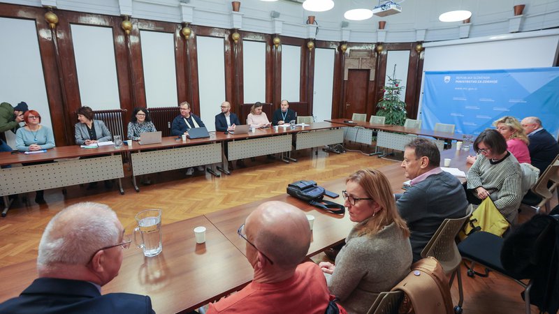 Fotografija: Prvi sestanek s stavkovnim odborom Fidesa, kjer so se začela pogajanja glede rešitve stavkovnih zahtev. FOTO: Matej Družnik/Delo