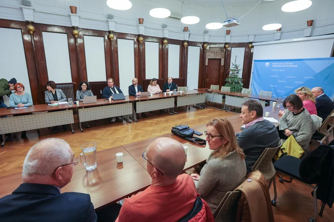 Prvi sestanek s stavkovnim odborom Fidesa, kjer so se začela pogajanja glede rešitve stavkovnih zahtev. FOTO: Matej Družnik/Delo