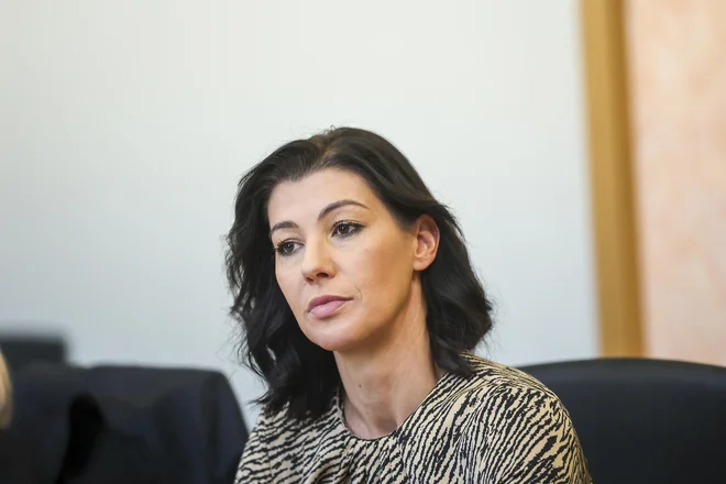Dominika Švarc Pipan, ministrica za pravosodje, poudarja, da nima pristojnosti glede pogajanj ali usklajevanj o plačah. FOTO: Jože Suhadolnik/Delo