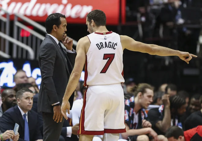 Feb 28, 2019; Houston, TX, USA; Miami Heat head coach Erik Spoelstra talks with guard Goran Dragic (7) during the second quarter against the Houston Rockets at Toyota Center. Mandatory Credit: Troy Taormina-USA TODAY Sports - 12257642 Foto Usa Today Uspw Usa Today Sports