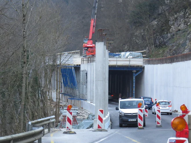Na zelo zahtevnem in nevarnem terenu zasavske ceste delavci gradijo novo cestno galerijo. FOTO: Bojan Rajšek/Delo