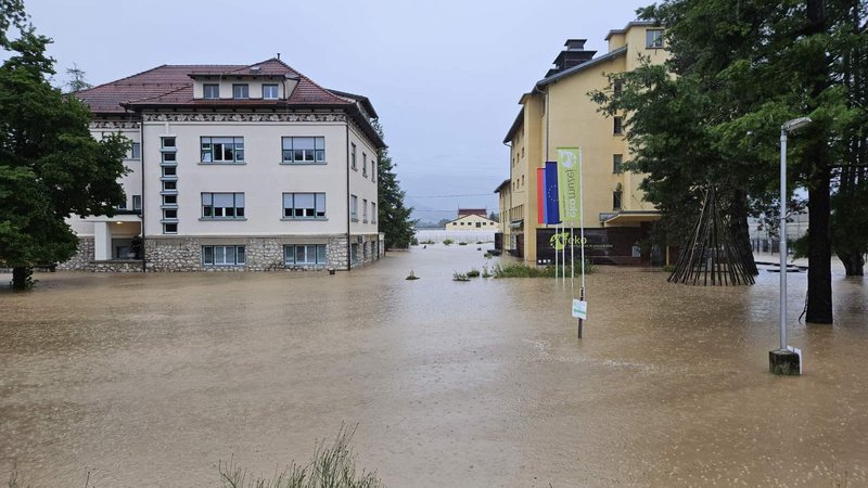 Fotografija: V Žalcu je avgusta poplavilo tudi Inštitut za hmeljarstvo in pivovarstvo Slovenije ter Ekomuzej hmeljarstva in pivovarstva. FOTO: Ihps