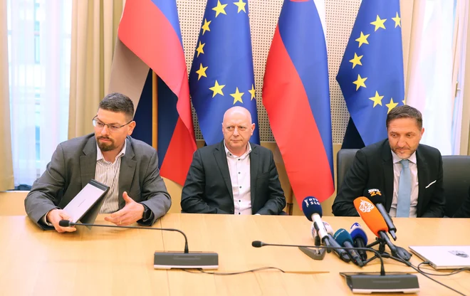 Podpis pogodbe med vlado in in sindikati javnega sektorja. FOTO: Blaž Samec/Delo