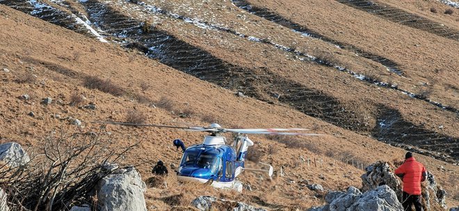 S helikopterjem so ga prepeljali v dolino. FOTO: PU Nova Gorica 