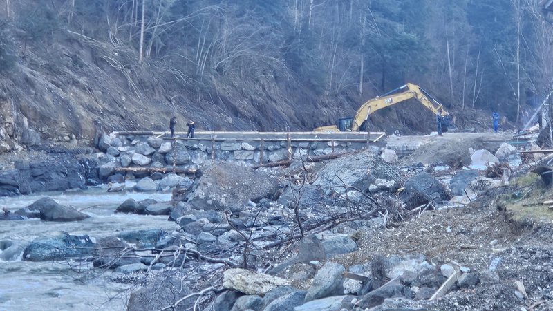 Fotografija: Jez na Savinji, ki ga je lastnik male hidroelektrarne popravljal na lastno pest. Zdaj mora vse odstraniti. FOTO: Krajan Strug