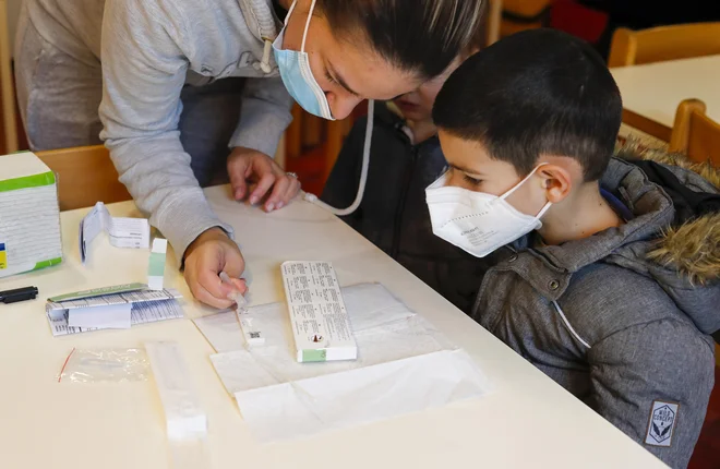 Dejstvo je, da je obseg respiratornih okužb zdaj že takšen, da bi bilo nujno javno priporočiti nošenje mask vsaj v javnih zaprtih prostorih. FOTO: Matej Družnik/Delo