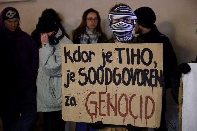 Protest proti genocidu nad Palestinci in sionizmu pred Mini Teatrom. FOTO: Črt Piksi 
