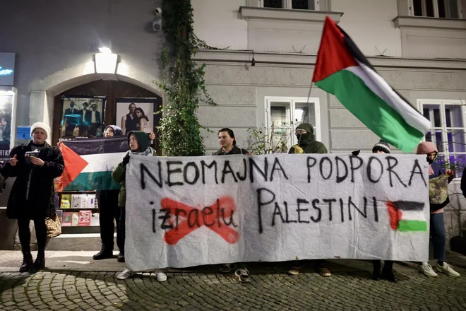 Protest proti genocidu nad Palestinci in sionizmu pred Mini Teatrom. FOTO: Črt Piksi 