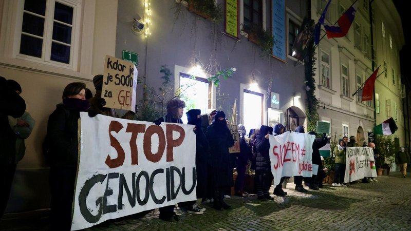 Fotografija: Protest proti genocidu nad Palestinci in sionizmu pred Mini Teatrom. FOTO: Črt Piksi 