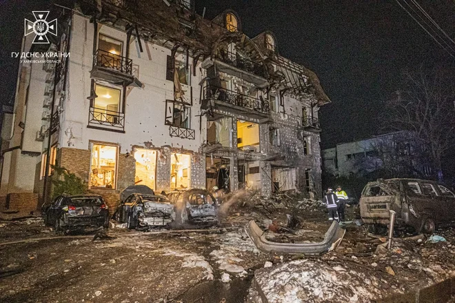 Reševalci pod ruševinami iščejo morebitne preživele. FOTO: State Emergency Service of Ukraine via Reuters