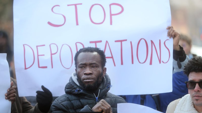 Fotografija: Deportacije grozijo tudi redno zaposlenim in integriranim prosilcem za azil. FOTO: Blaž Samec/Delo