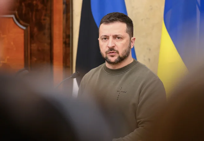 Vsakršen premor pri obrambi Ukrajine pred rusko invazijo bi le okrepil moč Rusije in ji omogočil, da se dodatno oboroži, je danes v Talinu opozoril ukrajinski predsednik Volodimir Zelenski. FOTO: Raigo Pajula/Afp