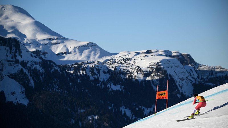 Fotografija: Smukače je v Wengnu pričakala izjemna kulisa Bernskih Alp. FOTO: Marco Bertorello/AFP
