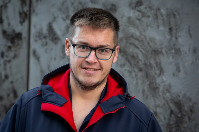 Slavko Jerič se je v svoji najnovejši knjigi med drugim lotil tudi statistike v zvezi s koronavirusom in podnebnimi spremembami. FOTO: Voranc Vogel