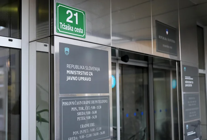 Upravnik stavbe, kjer deluje ministrstvo za javno upravo, je bilo do decembra lani podjetje SPL. FOTO: Blaž Samec/Delo