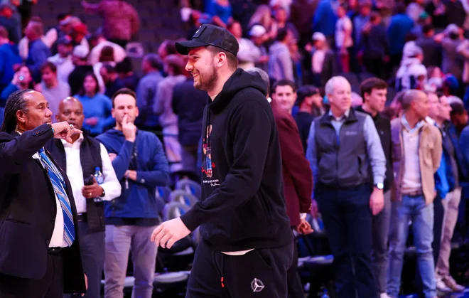 Luka Dončić je bil zaradi poškodbe gležnja le navijač. FOTO: Kevin Jairaj/Usa Today Sports Via Reuters Con