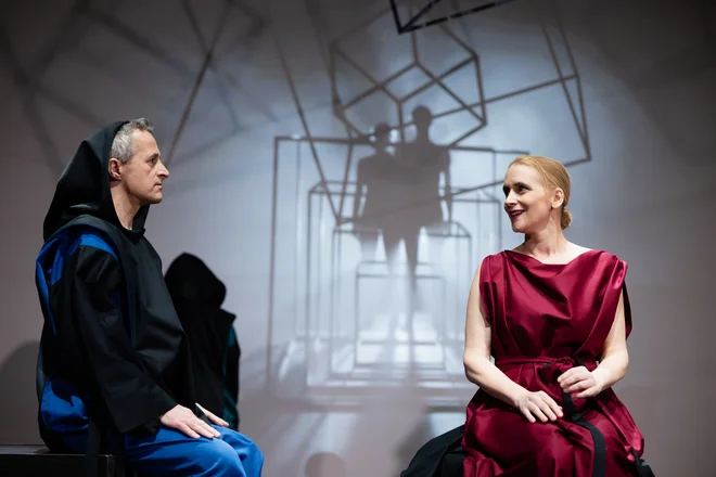 »Heloiza s silovitostjo svoje ljubezni Abelarda postavi v oklepaj,« je povedal libretist Milan Dekleva. Na fotografiji Katja Konvalinka kot Heloiza in Edvard Strah kot Abelard. FOTO:  Darja Štravs Tisu