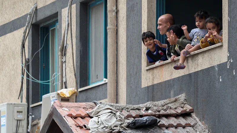 V bolnišnici Al Šifa se zdravi tudi veliko otrok. FOTO: Ronen Zvulun/Reuters